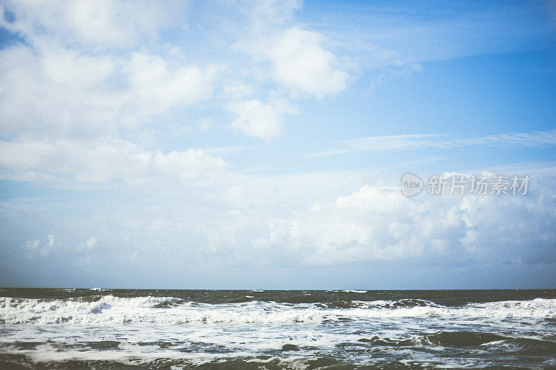 在丹麦/欧洲的北海，暴风雨和泡沫的海浪